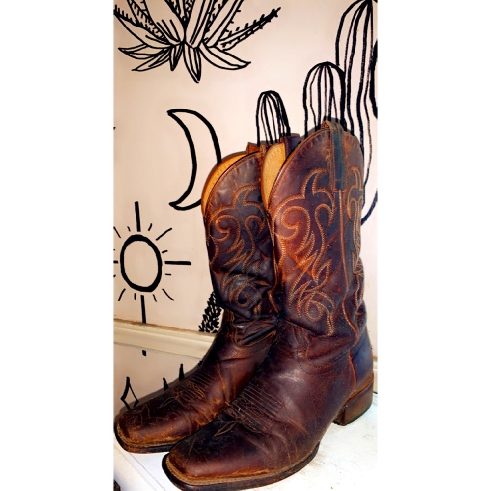 Womens cowboy boots size 8